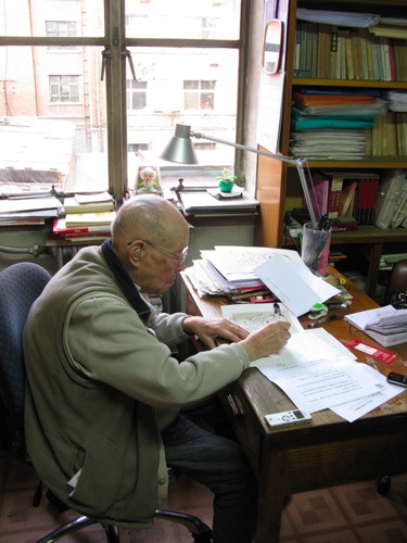 伏案1956年从上海搬至北京,周有光的后半人生从汉语拼音起步,小书斋也