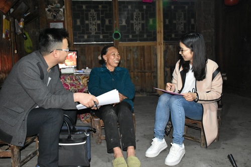 湖南省保靖县纪委紧盯发生在群众身边的“雁过拔毛式腐败问题”。图为近日该县纪委干部在葫芦镇村民家中核实问题线索。 湖南省保靖县纪委紧盯发生在群众身边的“雁过拔毛式腐败问题”。图为近日该县纪委干部在葫芦镇村民家中核实问题线索。