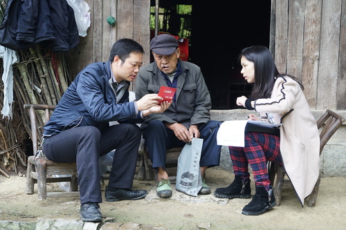 湖南省保靖县纪委在“村务监督微信群”中收到一群众反映某村干部“雁过拔毛”式违纪问题线索,立即启动了调查核实程序。图为该县纪委干部深入群众家中对相关问题进行调查核实。(陈晓丽 摄影报道) 湖南省保靖县纪委在“村务监督微信群”中收到一群众反映某村干部“雁过拔毛”式违纪问题线索,立即启动了调查核实程序。图为该县纪委干部深入群众家中对相关问题进行调查核实。(陈晓丽 摄影报道)