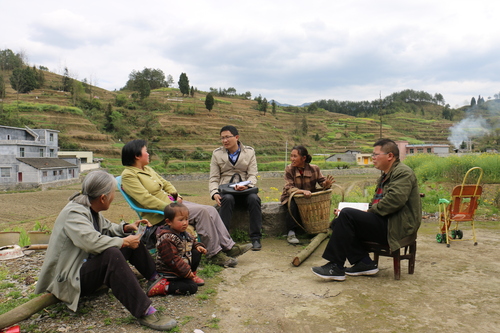 湖南省龙山县纪委坚持挺纪在前,持续开展“雁过拔毛”问题专项整治,着力增强基层群众的获得感。图为五一劳动节前,该县纪委工作人员在召市镇红卫村向群众调查核实“雁过拔毛”式腐败问题线索。(宋国胜摄) 湖南省龙山县纪委坚持挺纪在前,持续开展“雁过拔毛”问题专项整治,着力增强基层群众的获得感。图为五一劳动节前,该县纪委工作人员在召市镇红卫村向群众调查核实“雁过拔毛”式腐败问题线索。(宋国胜摄)