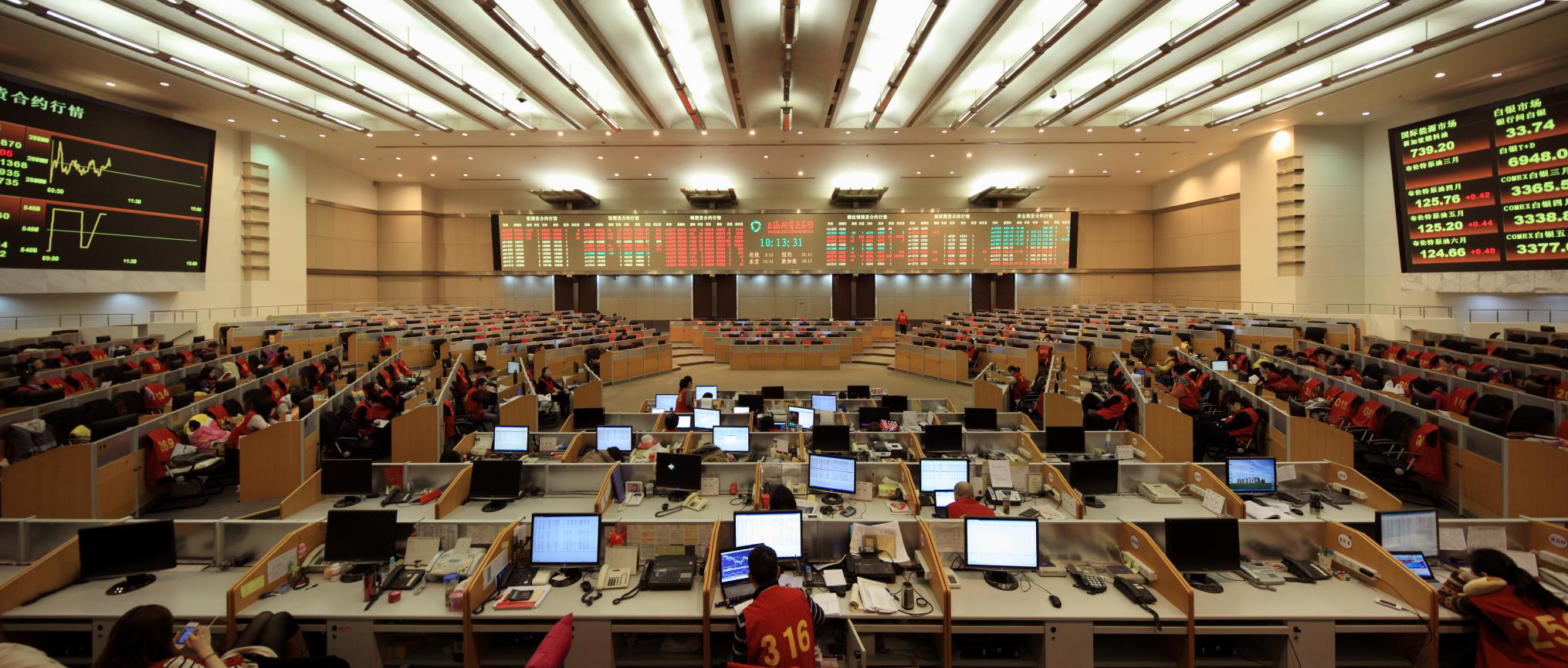 上海期货交易所交易大厅,因为有了原油期货,交易备加活跃.上期所提供.