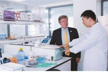 英国医学科学院院士尼古拉斯·罗伯特·莱蒙：中国在癌症的基因和细胞治疗研究方面已经走在了世界前列