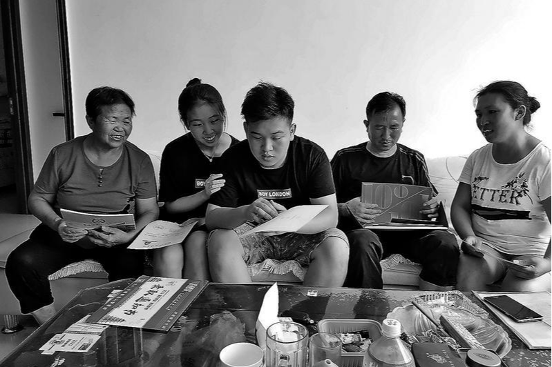 安塞龙凤胎姐弟同时考上大学——  “学会吃苦，才会有更甜的生活”