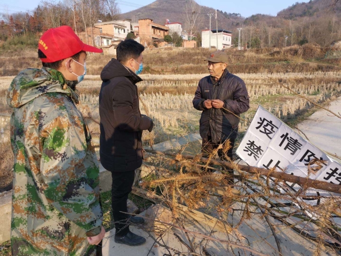 劝阻一名想穿过路障的党员村民