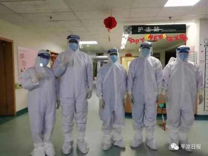 平凉医护人员在武汉市中心医院开展临床救治工作 平凉医护人员在武汉市中心医院开展临床救治工作