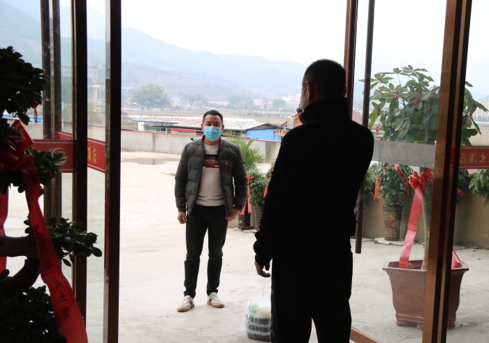 窗外的“外卖小哥”福建政和县石屯镇际下村党支部副书记林花弟给武汉返乡马某送饭。