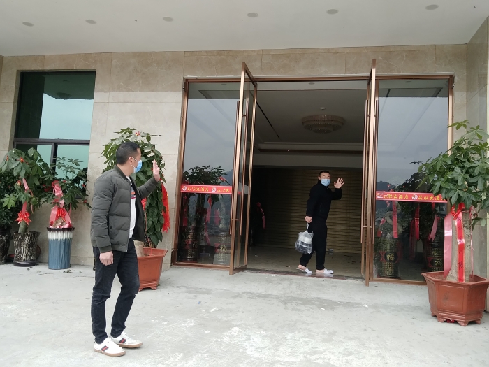 窗外的“外卖小哥”福建政和县石屯镇际下村党支部副书记林花弟给武汉返乡马某送饭。3