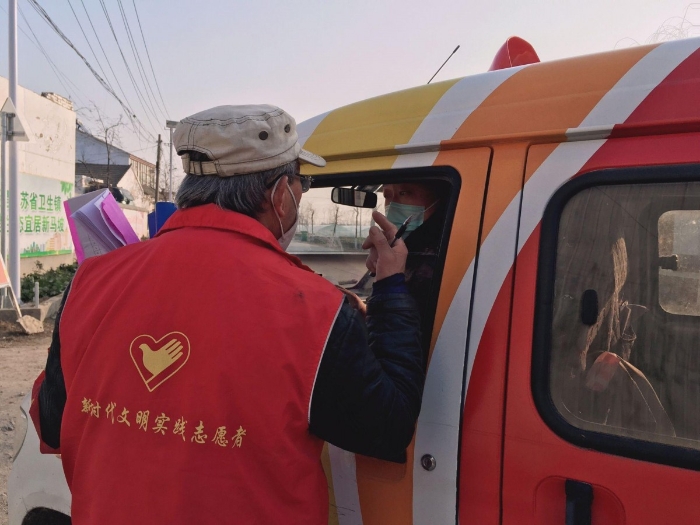 邱子敏在严查、登记进出车辆 王青 摄