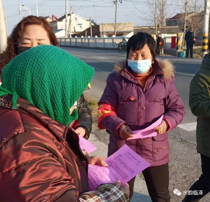 张志兰（戴红袖箍者）发放防疫宣传单 邹薇摄