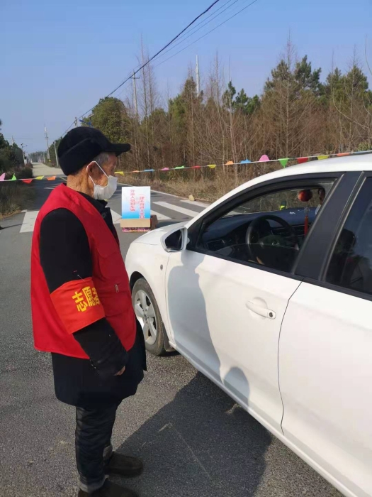 石纪金老人在执勤 姜财生摄