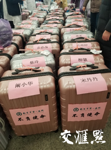 贴上名字的行李箱，码得整整齐齐。