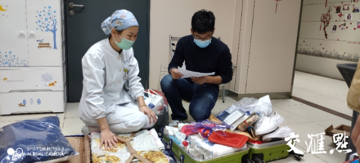 张国新的爱人也是南京市第一医院的护士，帮他收拾出发的行李。