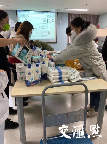 整理物资一直到凌晨四点