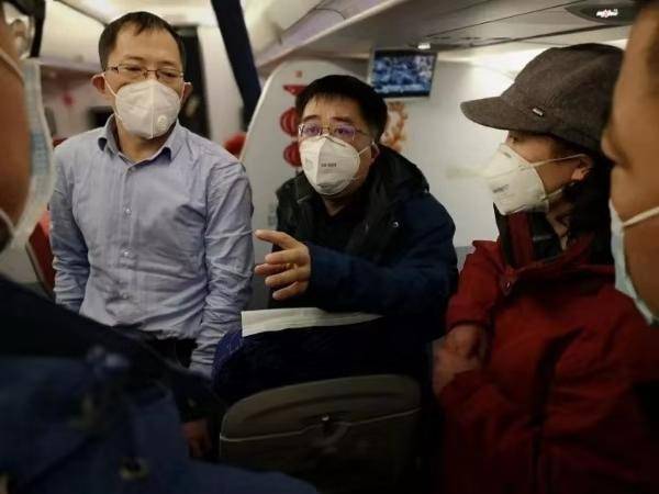 左一为谷伟。谷伟供图。