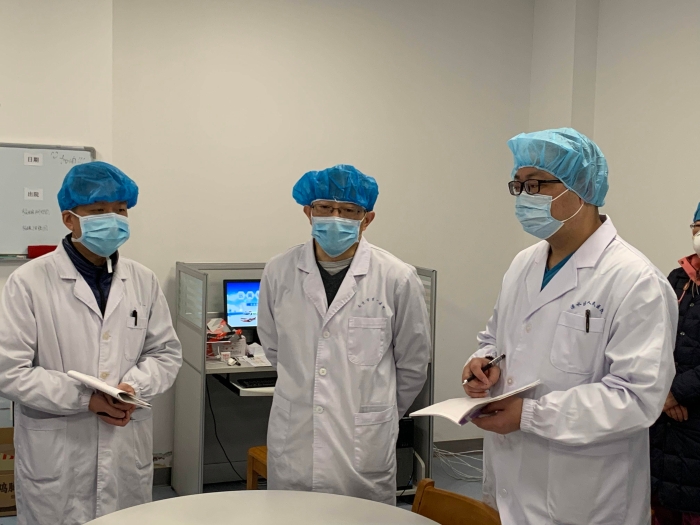 谷伟（中）在和同事交流工作。谷伟供图。