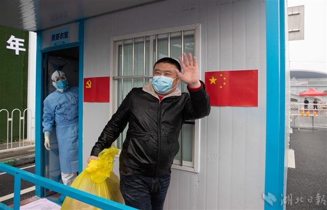 2071355_汉阳方舱医院首批53名治愈患者_3.jpg