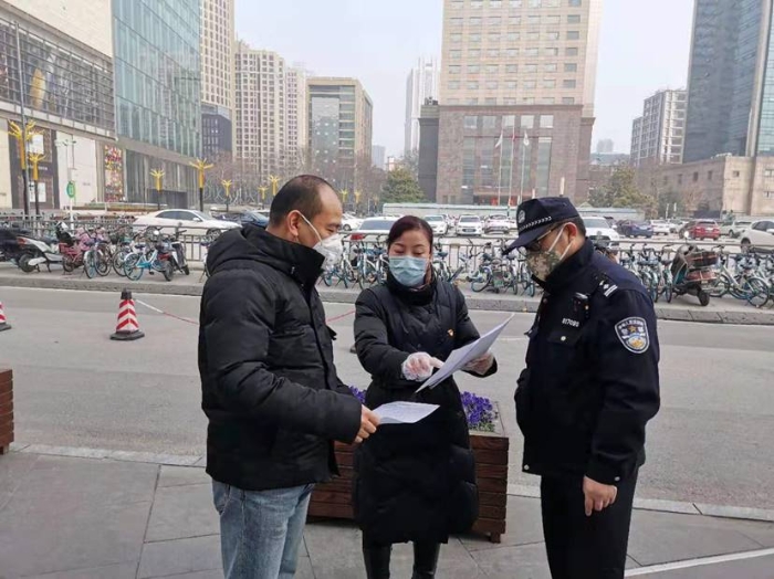 图为张春燕在工作中