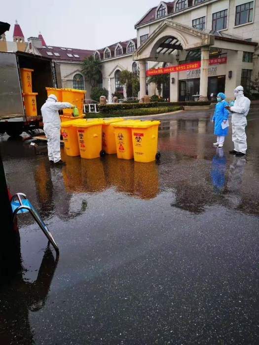 工作人员正在对医疗垃圾专用桶消毒