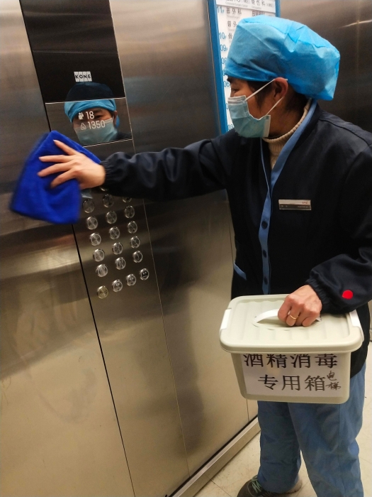 医院电梯消毒。市中医院供图。