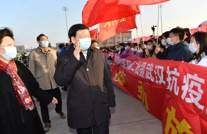 2月13日，娄勤俭在机场为出征江苏医护壮行。肖勇 邵丹 摄（资料图）