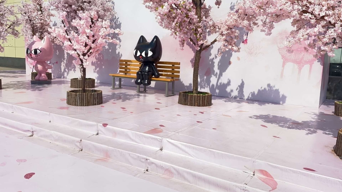 南京商厦的三八节展台已经布好。通讯员供图