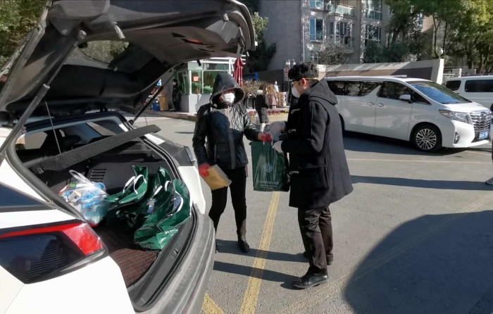 国会大酒店员工变身外卖小哥。酒店供图