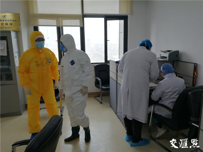 施晓松与队员交流院感情况。