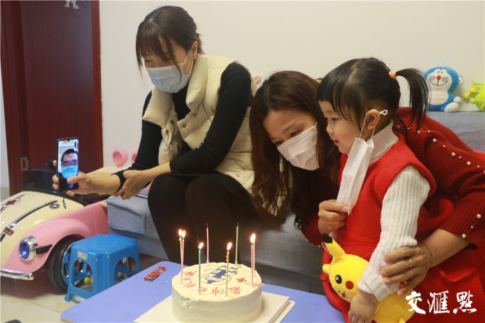 和家属一起为前线支援的郭振过“云生日”。