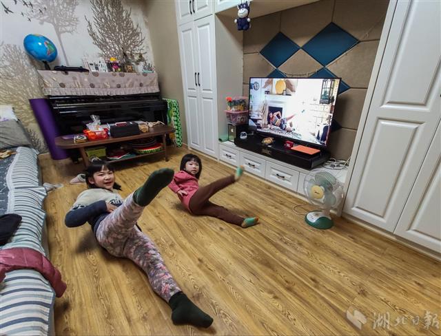 2094284_【视点】居家抗疫小姐妹_15.jpg