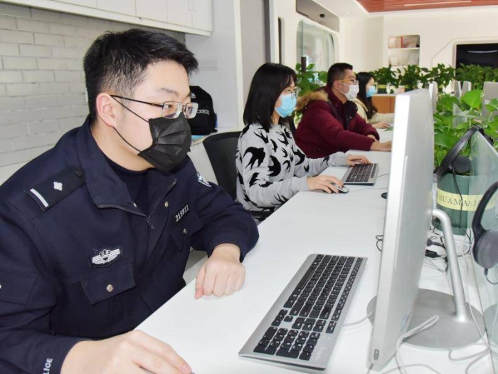 疫情期间徐昊参加微警务后台运维工作。警方供图