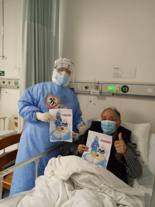 顾德玉和老爷爷在一起。中大医院供图。