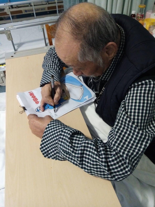 老爷爷给顾德玉写了祝福语。中大医院供图