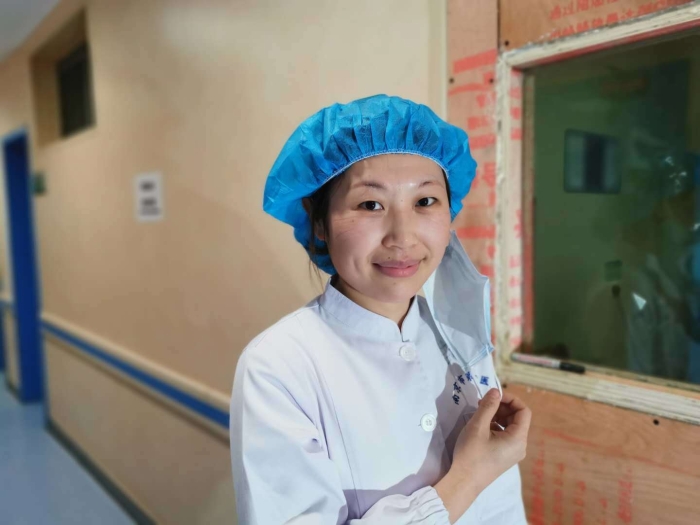 吴林珂走出隔离病房，换下防护服。南报融媒体记者 刘晓摄