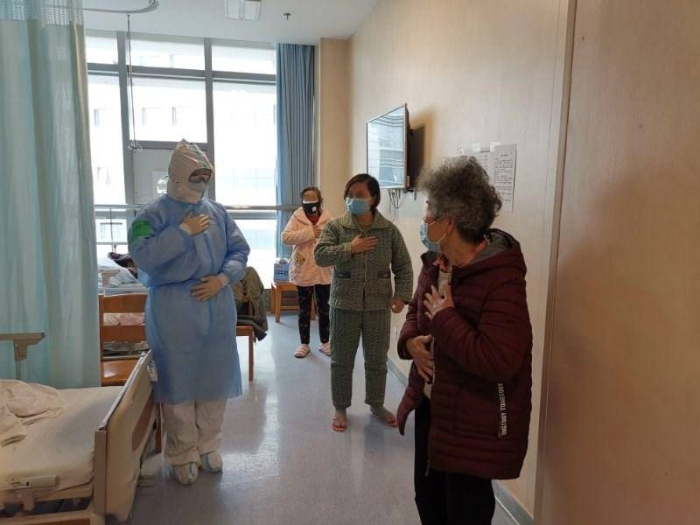 吴林珂指导患者做呼吸康复训练。医院供图