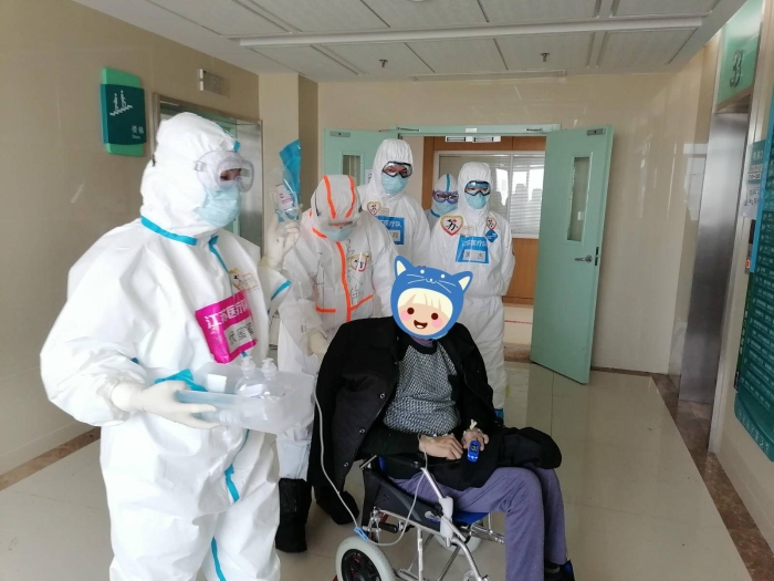 护送病人转科。南医大二附院供图。